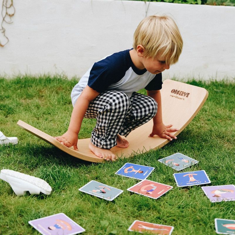 Planche d'équilibre et 10 cartes de Yoga Parent-Enfant – Observe Montessori